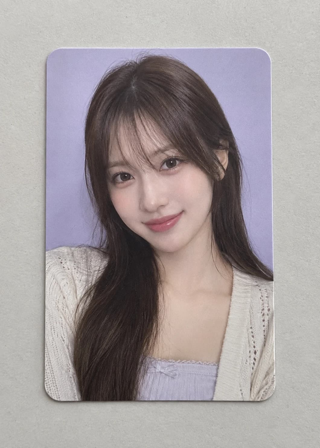 포토카드 앞면 전체와 네 모서리를 보여 주는 사진